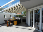 ROOMS4 - EFH im schwedischen Farmhausstil mit großem Garten - überdachter Freisitz mit Markise