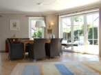 ROOMS4 - EFH im schwedischen Farmhausstil mit großem Garten - Essbereich mit bodentiefen Fenstern