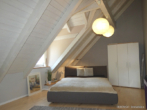 ROOMS4 - EFH im schwedischen Farmhausstil mit großem Garten - Elternschlafzimmer im Dreiecksgiebel