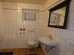 ROOMS4 - EFH im schwedischen Farmhausstil mit großem Garten - Wannenbad Einliegerwohnung