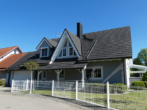 ROOMS4 - EFH im schwedischen Farmhausstil mit großem Garten - von der Straße