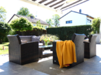 ROOMS4 - EFH im schwedischen Farmhausstil mit großem Garten - Süd-Terrasse mit Markise