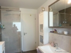 ROOMS4 - moderne 3 Zimmerwohnung in Bruckmühl - Bad mit großer Glasdusche