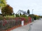 ROOMS4- Moderne DHH nur wenige Gehminuten vom Zentrum von Eichenau - Blick in die Anliegerstraße