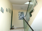 ROOMS4- sonnige 3 Zimmerwohnung mit Panoramablick in Ainring - Treppenhaus