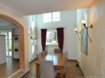 ROOMS4 - Elegante Villa mit Wohnung in ruhiger sonniger Lage Kolbermoor - Essplatz zur Galerie